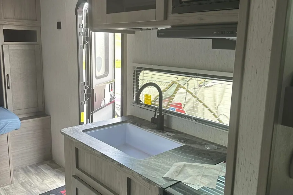 Travel Trailer Pretty Lher's Keystone Kodiak 196 BH