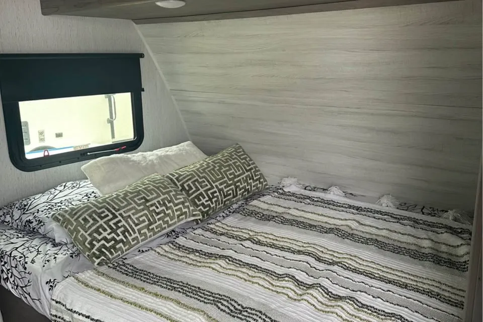 Travel Trailer Pretty Lher's Keystone Kodiak 196 BH