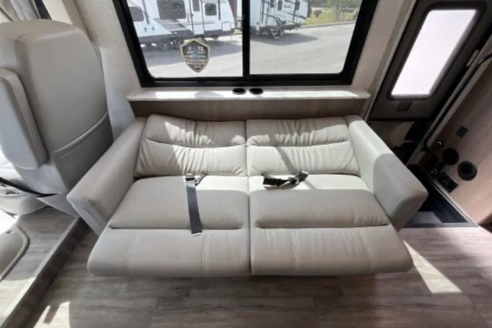 Larry's Thor Motor Coach Freedom Traveler Class A