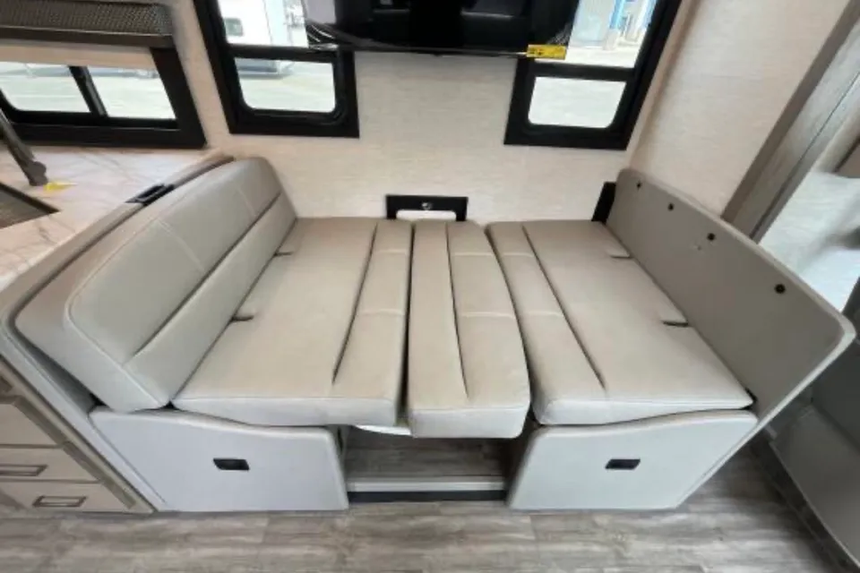 Larry's Thor Motor Coach Freedom Traveler Class A