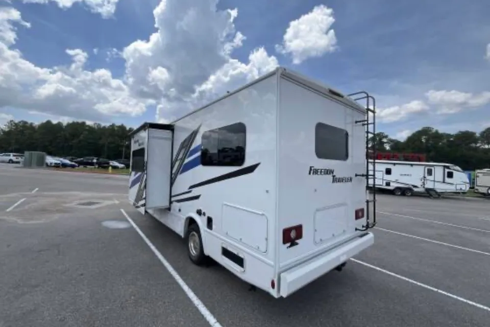 Larry's Thor Motor Coach Freedom Traveler Class A