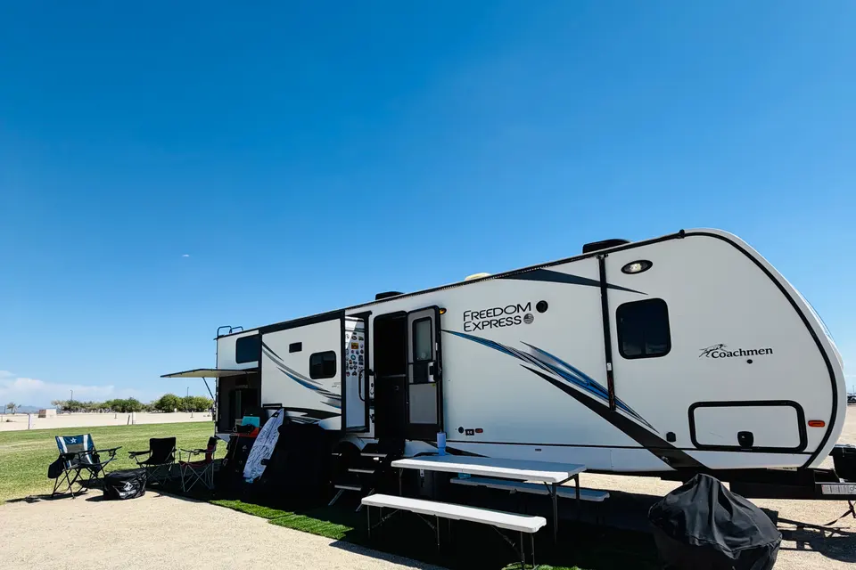 Joe's Coachmen 320BHDS Travel Trailer