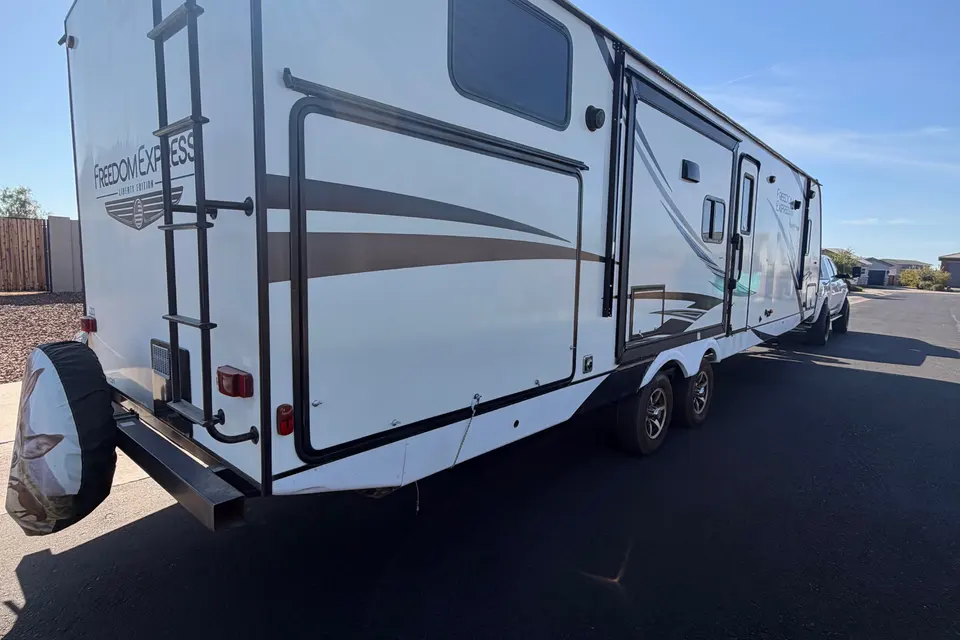 Joe's Coachmen 320BHDS Travel Trailer