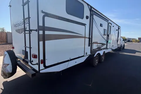 Joe's Coachmen 320BHDS Travel Trailer