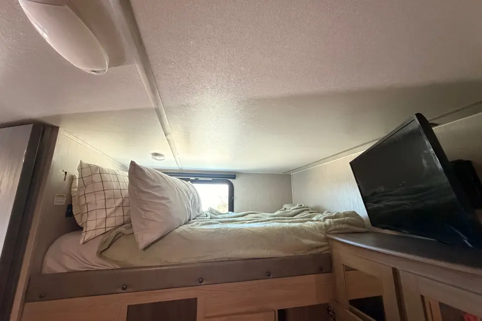 Joe's Coachmen 320BHDS Travel Trailer