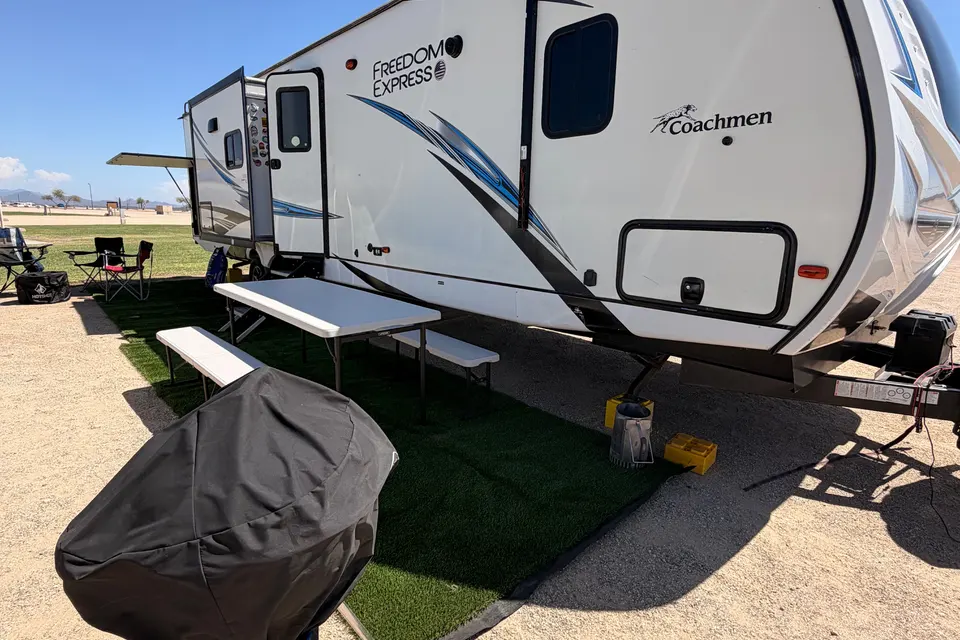 Joe's Coachmen 320BHDS Travel Trailer
