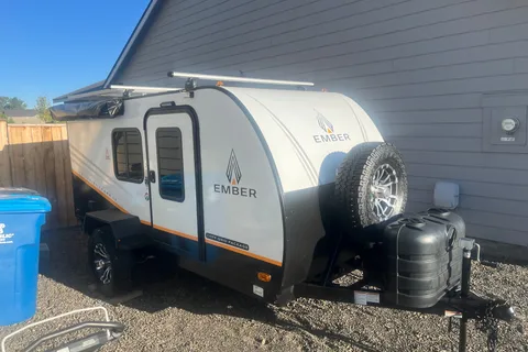 Ember off-grid Square Drop Trailer