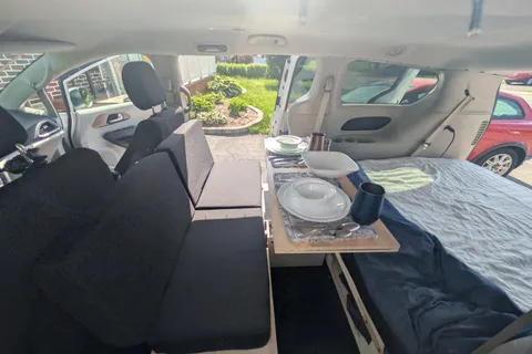 INDIE, notre Chrysler Grand Caravan 2023 aménagée pour vivre vos aventures !