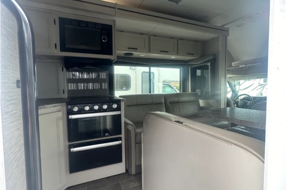 C8 2022 Thor Motor Coach Chateau