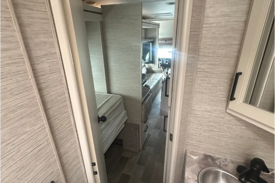 C8 2022 Thor Motor Coach Chateau
