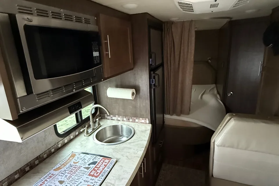 Myles's Adventurer Manufacturing 2017 ford E350 Adventurer Class C 23’ RV Class C