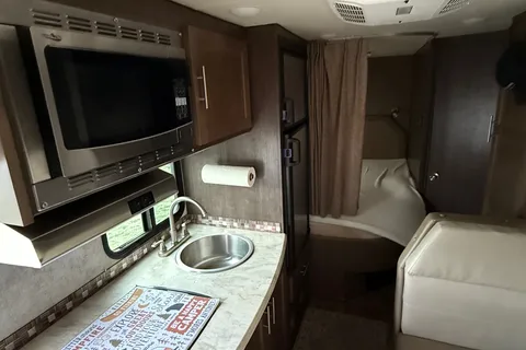 Myles's Adventurer Manufacturing 2017 ford E350 Adventurer Class C 23’ RV Class C