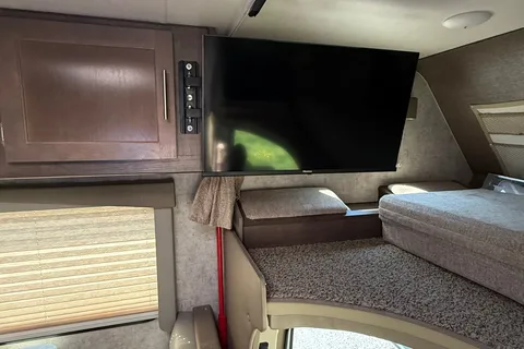Myles's Adventurer Manufacturing 2017 ford E350 Adventurer Class C 23’ RV Class C