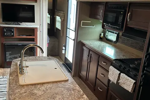 Delivery Available | Family Camper | Outdoor Kitchen | 2 Slide-outs | Sleeps 6