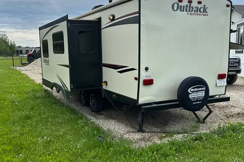 Delivery Available | Family Camper | Outdoor Kitchen | 2 Slide-outs | Sleeps 6