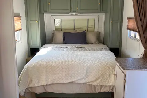NEWLY RENOVATED 30 FT HOME AWAY FROM HOME**DELIVERY ONLY**