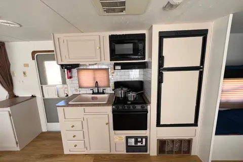 NEWLY RENOVATED 30 FT HOME AWAY FROM HOME**DELIVERY ONLY**