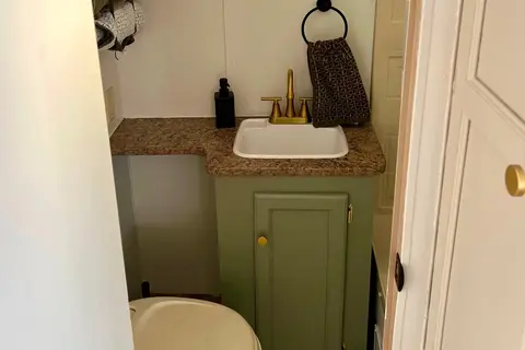 NEWLY RENOVATED 30 FT HOME AWAY FROM HOME**DELIVERY ONLY**