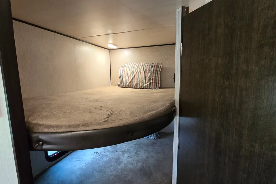 Cozy 25ft Travel Trailer - All amenities (microwave, oven, AC, heater...)