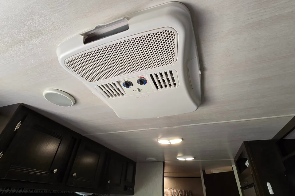Cozy 25ft Travel Trailer - All amenities (microwave, oven, AC, heater...)