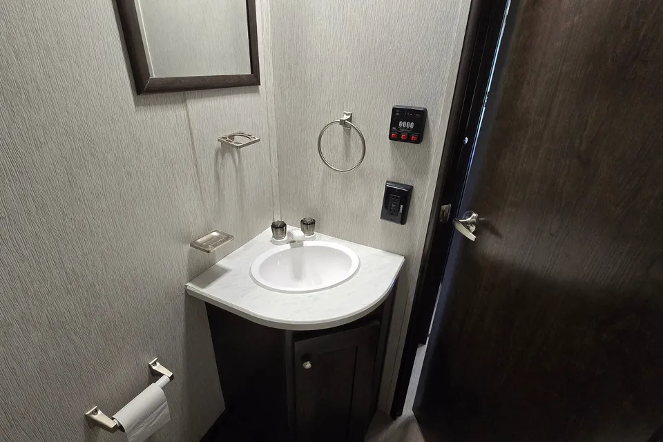 Cozy 25ft Travel Trailer - All amenities (microwave, oven, AC, heater...)