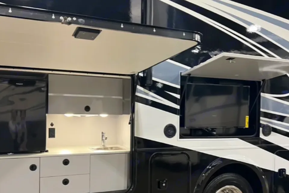 'Valerie' 2023 Winnebago Vista ACO2044