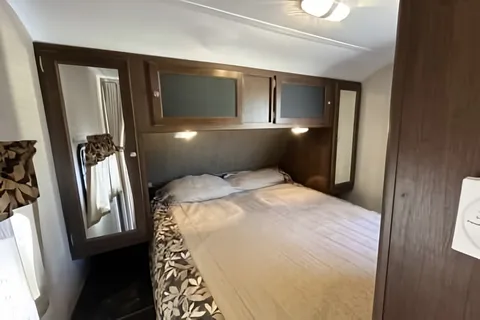 Ultimate Family Basecamp — Pristine 28' Keystone Bullet | Sleeps 8 | Pickup Only