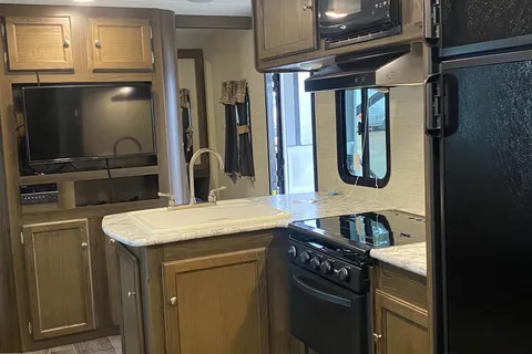 Ultimate Family Basecamp — Pristine 28' Keystone Bullet | Sleeps 8 | Pickup Only