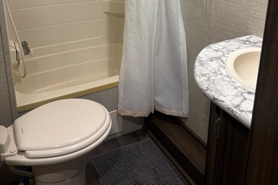 Ultimate Family Basecamp — Pristine 28' Keystone Bullet | Sleeps 8 | Pickup Only