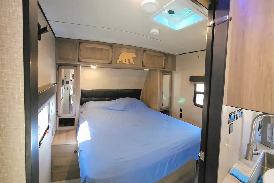 Mountaineer- Luxury 32ft Bunkhouse Solar RV, off-grid large batteries, sleeps 8!