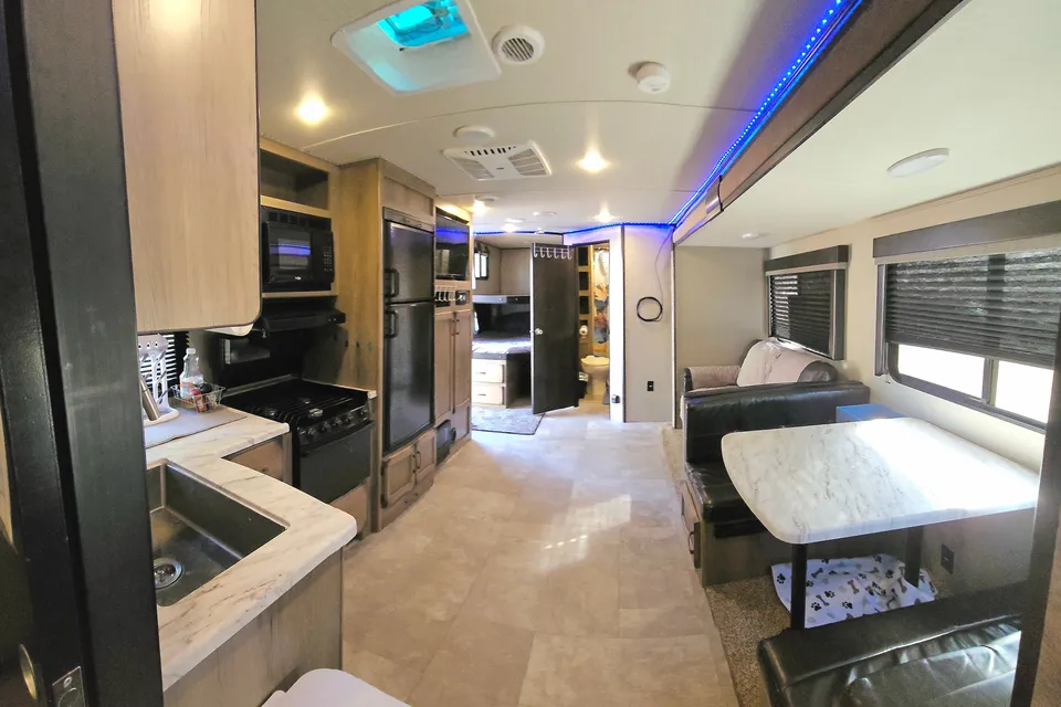 Mountaineer- Luxury 32ft Bunkhouse Solar RV, off-grid large batteries, sleeps 8!