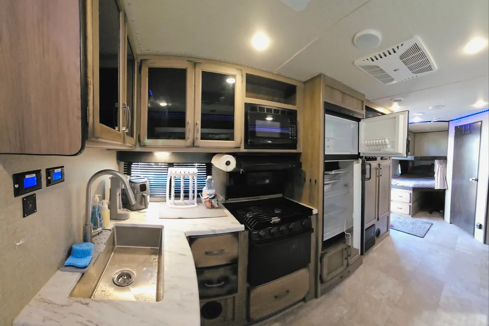 Mountaineer- Luxury 32ft Bunkhouse Solar RV, off-grid large batteries, sleeps 8!