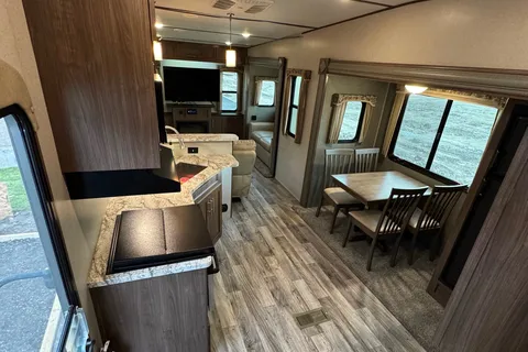 Spacious 2019 Keystone Hideout 315RTDS Fifth Wheel – Your Home Away From Home!