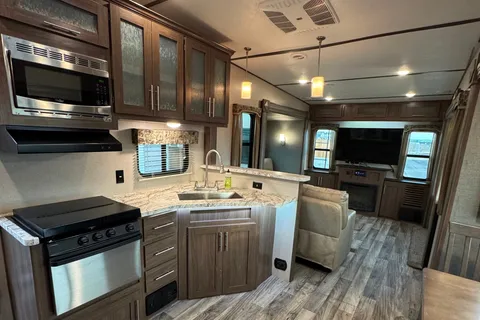Spacious 2019 Keystone Hideout 315RTDS Fifth Wheel – Your Home Away From Home!