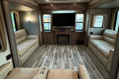 Spacious 2019 Keystone Hideout 315RTDS Fifth Wheel – Your Home Away From Home!