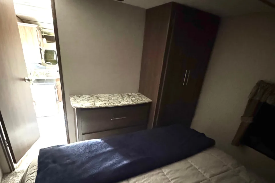 Spacious 2019 Keystone Hideout 315RTDS Fifth Wheel – Your Home Away From Home!