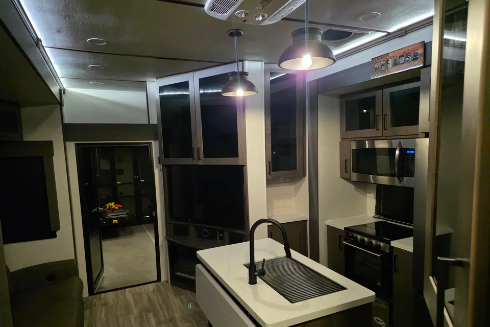 John's Alliance RV 41v15 Toy Hauler