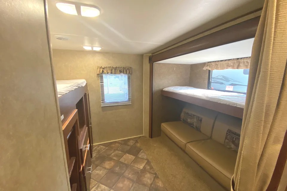35ft Kodiak w/ Bunk House