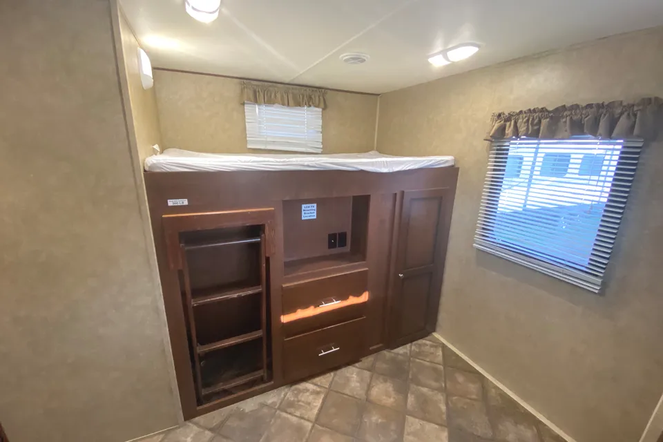 35ft Kodiak w/ Bunk House