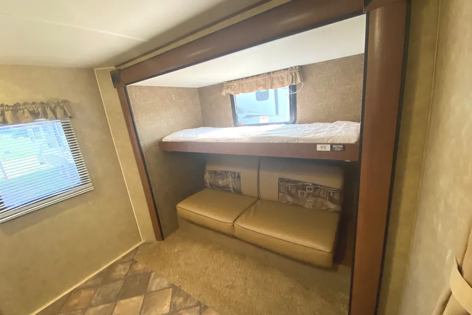 35ft Kodiak w/ Bunk House