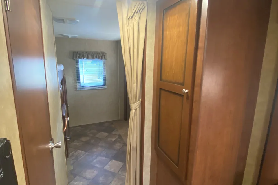 35ft Kodiak w/ Bunk House