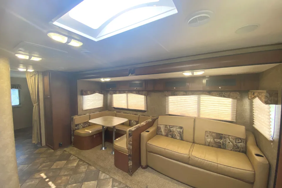 35ft Kodiak w/ Bunk House