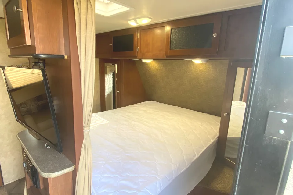 35ft Kodiak w/ Bunk House