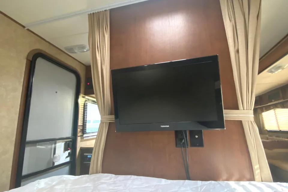 35ft Kodiak w/ Bunk House
