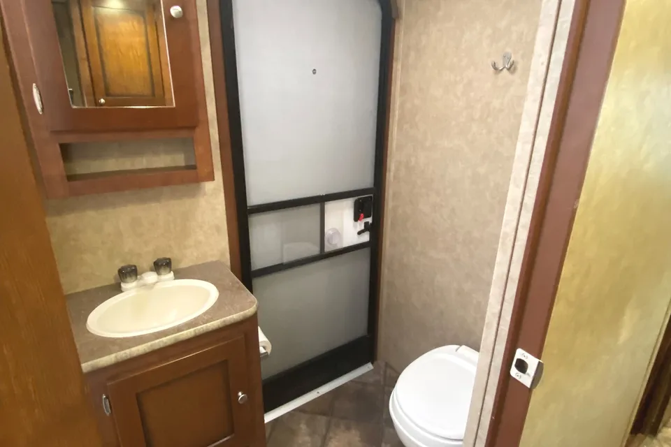 35ft Kodiak w/ Bunk House