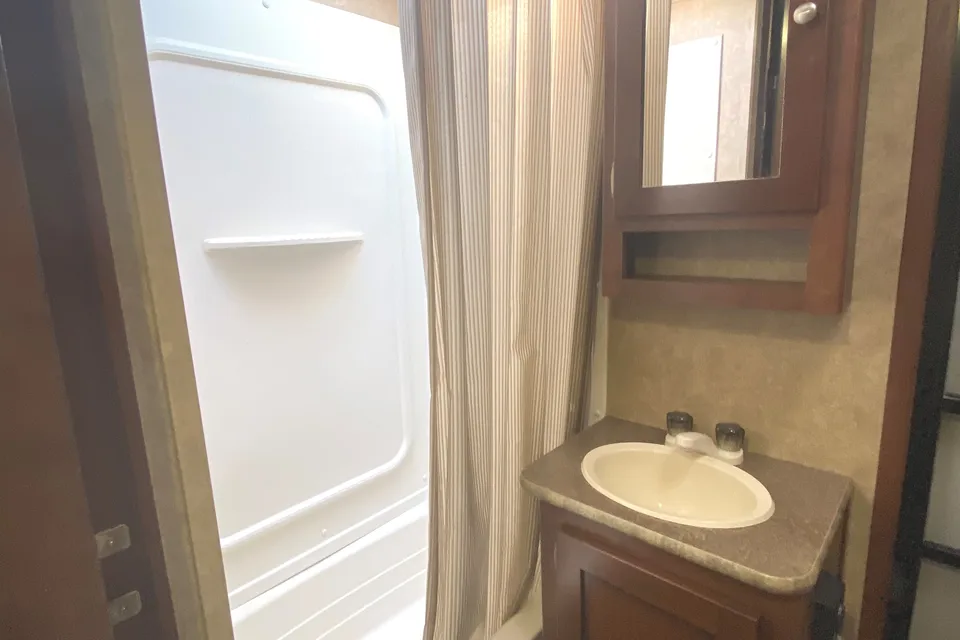 35ft Kodiak w/ Bunk House