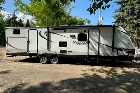 35ft Kodiak w/ Bunk House