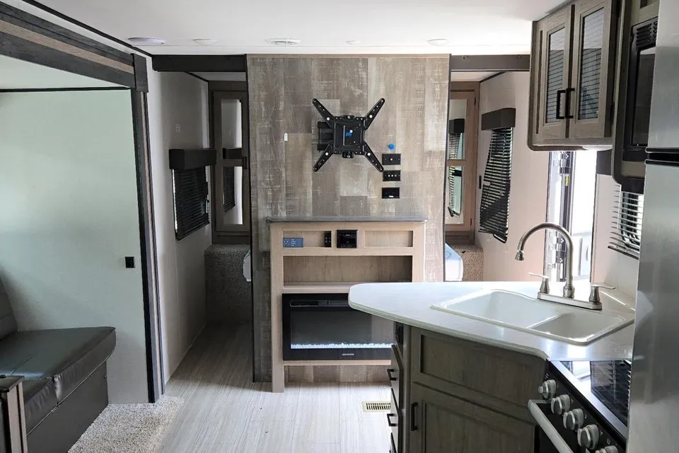 Hinda 28 FT Keystone Hideout Travel Trailer
