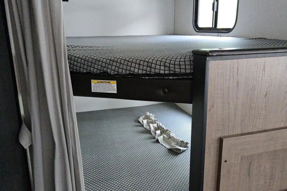 Hinda 28 FT Keystone Hideout Travel Trailer