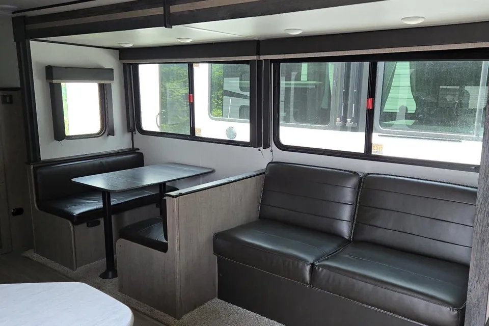 Hinda 28 FT Keystone Hideout Travel Trailer